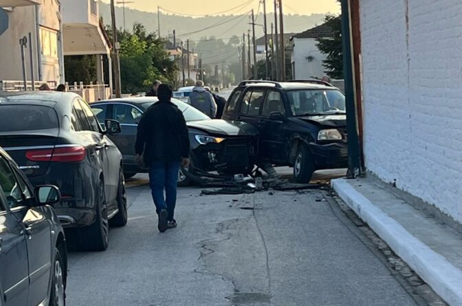 Σφοδρό τροχαίο στο κέντρο της Οιχαλίας - Κινδύνευσαν μαθητές (φωτό)
