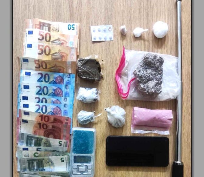 Βόλος: Χειροπέδες σε γυναίκα και άντρα για ναρκωτικά και όπλα (φωτό)