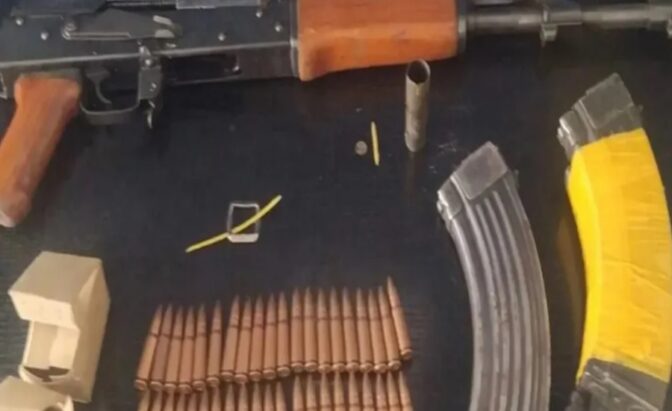 Τους σταμάτησαν για έλεγχο και βρήκαν ένα καλάσνικοφ με 3 γεμιστήρες και 140 φυσίγγια