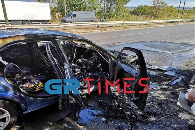 Στις φλόγες εν κινήσει "τυλίχτηκε" ταξί