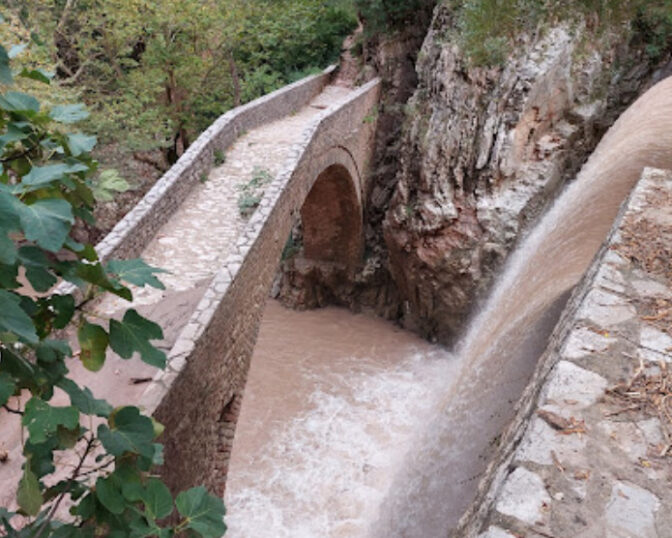 Ορατές φθορές στο πέτρινο τοξωτό γεφύρι της Παλαιοκαρυάς