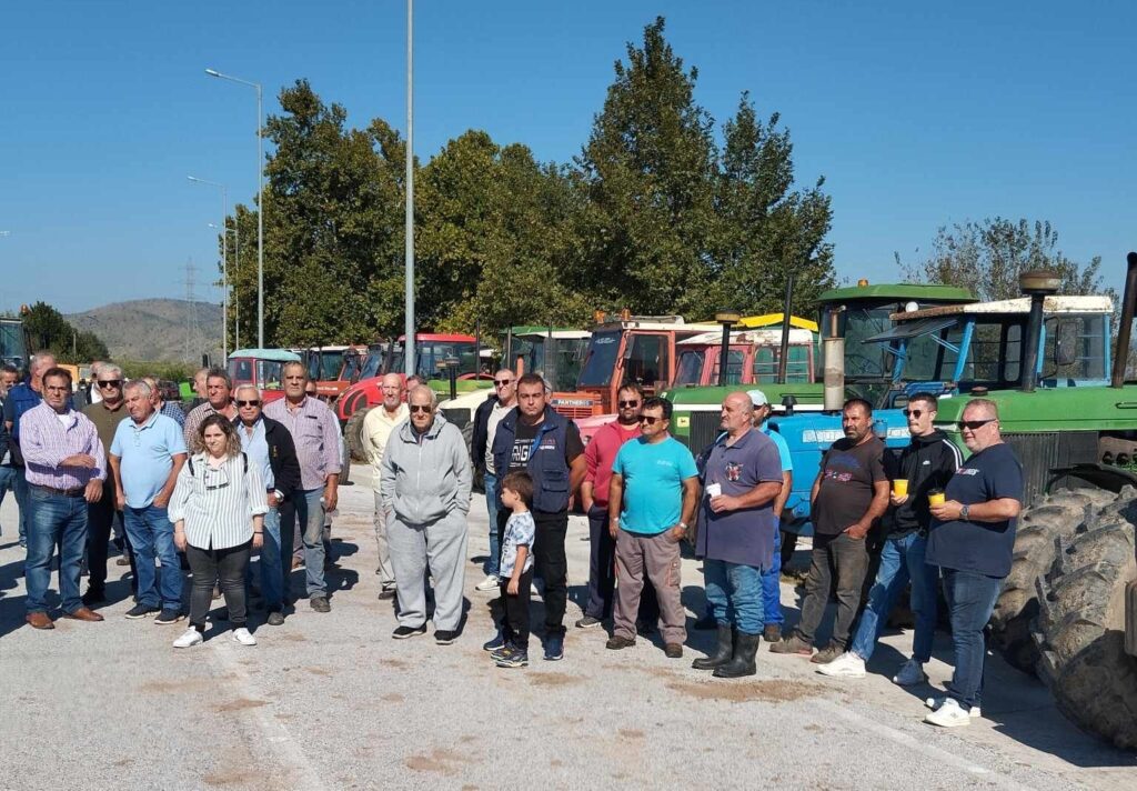 Πλημμυροπαθείς αγρότες στα Τρίκαλα βγήκαν στο δρόμο με τα τρακτέρ τους (φωτό)