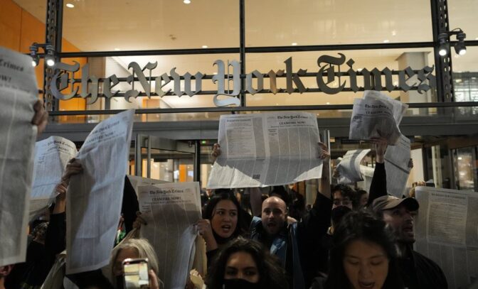 Διαδηλωτές υπέρ των Παλαιστινίων κατέλαβαν τα κεντρικά των New York Times