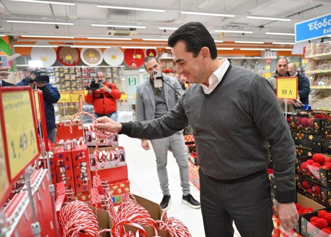 Κώστας Σκρέκας: Οι τιμές των χριστουγεννιάτικων ειδών μειώνονται