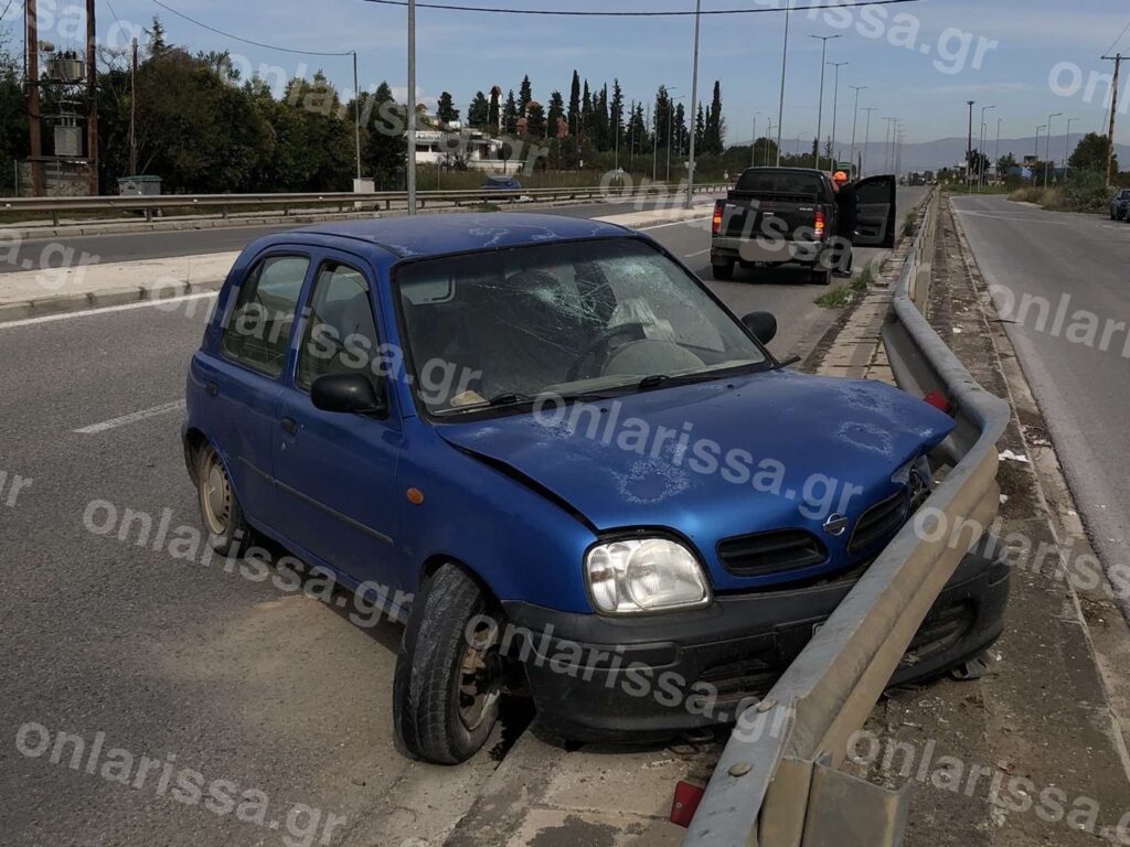 «Τρελή» πορεία αυτοκινήτου έξω από τη Λάρισα (φωτό)