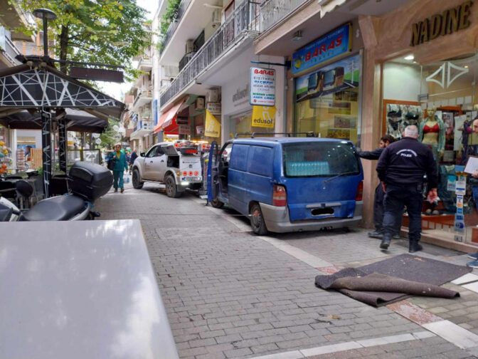Όχημα… άνοιξε τρύπα σε κεντρικό πεζόδρομο στη Λάρισα (βίντεο)