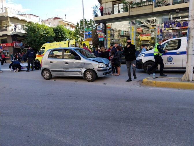 Σύγκρουση αυτοκινήτου με μηχανή στη Λάρισα – Δύο τραυματίες στο νοσοκομείο (φωτό)