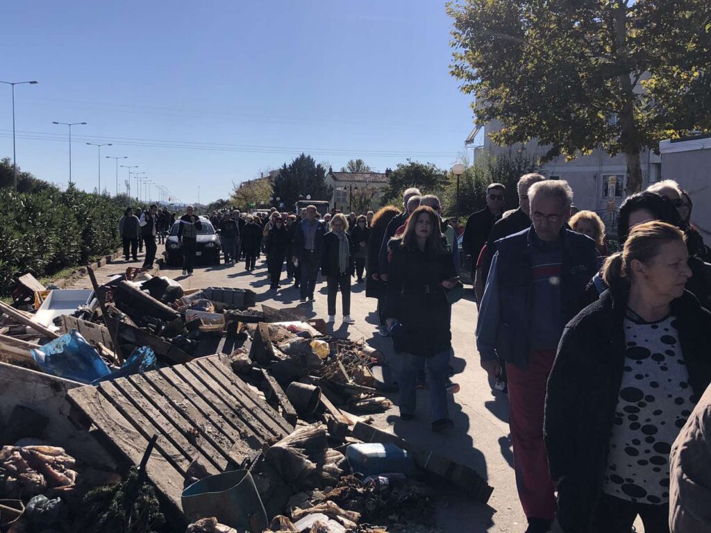 Έκλεισαν συμβολικά τον δρόμο Λάρισας – Κοζάνης οι πλημμυροπαθείς (φωτό – βίντεο)