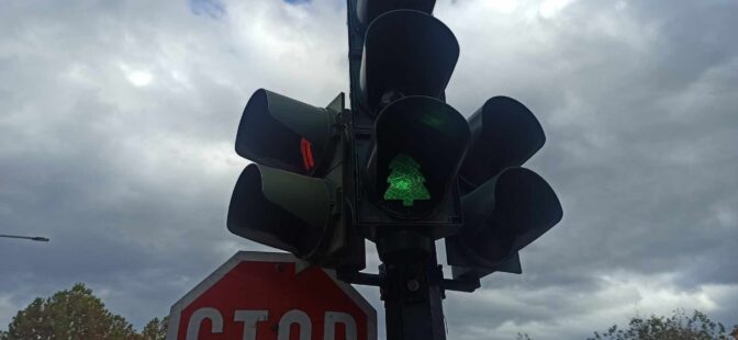 Γιορτινή η αναμονή στα στολισμένα φανάρια των Τρικάλων