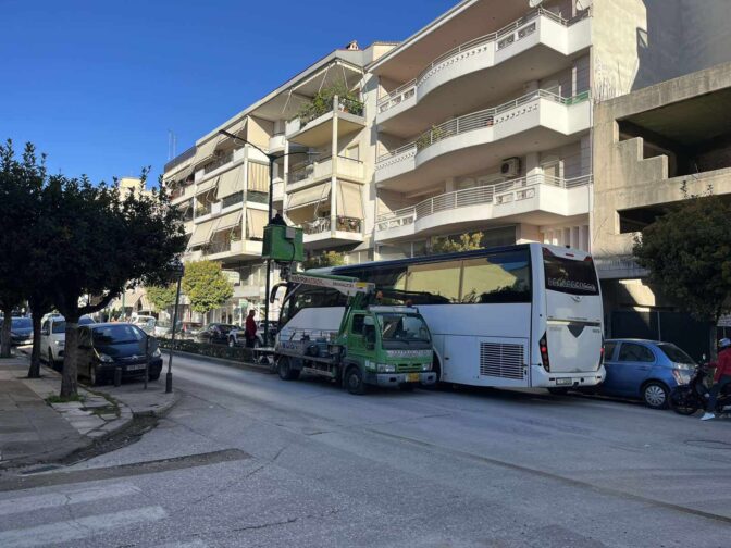 Τρίκαλα: Ταλαιπωρία δίχως τέλος φέρνει ο στολισμός σε ώρες αιχμής