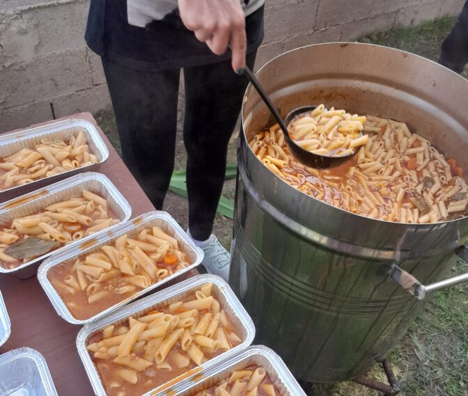 Φαρκαδόνα: Εκατοντάδες μερίδες ζεστού φαγητού χάρη στη συλλογική κουζίνα