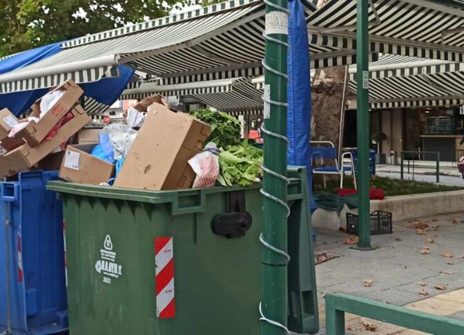 Πεταμένα λαχανικά στα σκουπίδια της λαϊκής στα Τρίκαλα…