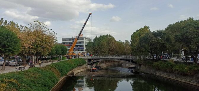 Τρίκαλα: Πάνω από 50 τόνους λάσπης έβγαλαν τα συνεργεία από τον Ληθαίο