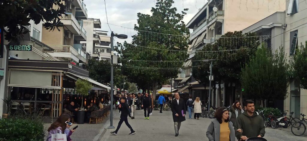 Γεμάτες οι καφετέριες στα Τρίκαλα λόγω… Πολυτεχνείου