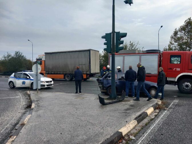 Σφοδρή σύγκρουση αυτοκινήτου με νταλίκα στα Τρίκαλα (φωτό)