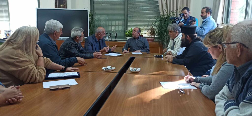 Μεγάλα Καλύβια: Ο συντονιστής των κλιμακίων "έστησε" τους πλημμυροπαθείς