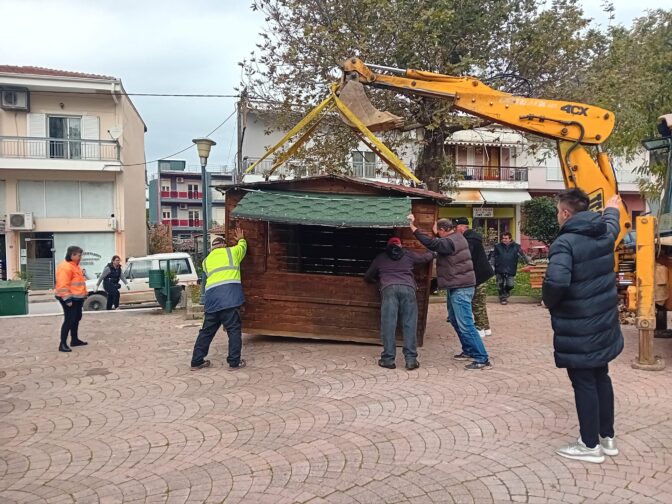 Ξεκίνησε ο στολισμός της Φαρκαδόνας, αλλά το κλίμα δεν λέει να γίνει …γιορτινό