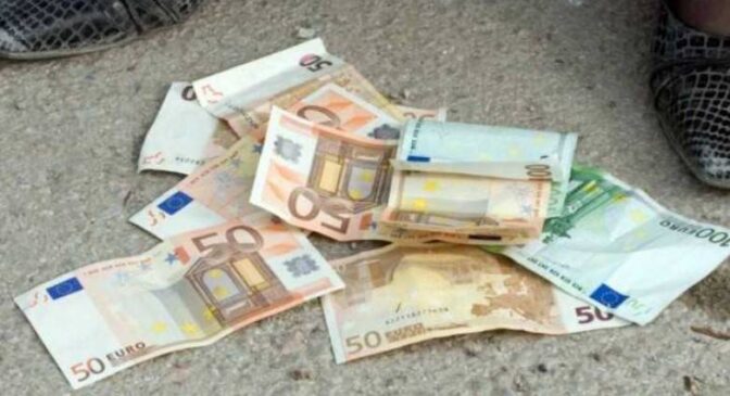 Απίστευτο: Πέταξε τα χρήματα από το ...μπαλκόνι σε απατεώνες στα Τρίκαλα!