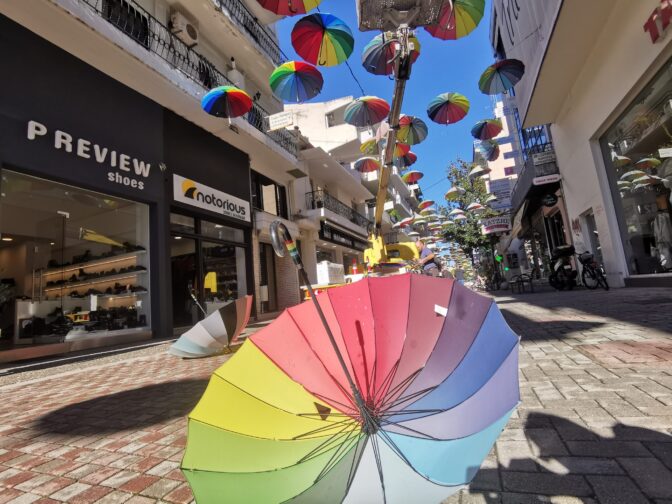 Φρεσκάδα και χρώμα με τις νέες ομπρέλες στην οδό Απόλλωνος