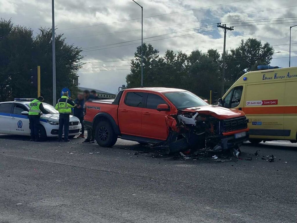 Σφοδρή σύγκρουση τριών οχημάτων στα Τρίκαλα (φωτό)