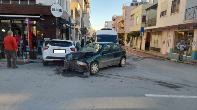 Τροχαίο στο Βόλο - Τα φανάρια ήταν εκτός λειτουργίας (Φωτό)