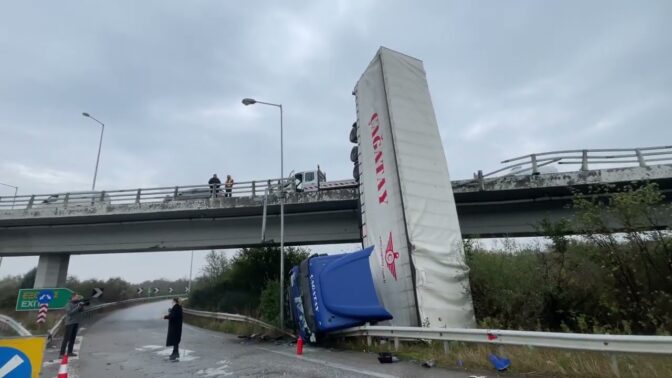 Φορτηγό προσέκρουσε στις μπάρες και έπεσε από γέφυρα στη Θεσσαλονίκη