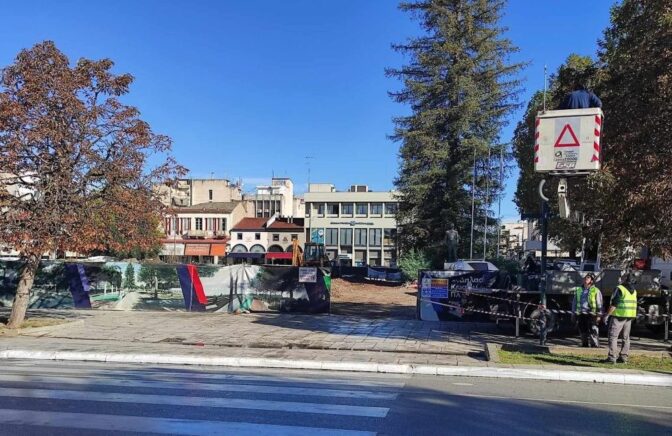 Στολίζεται η υπό ...ανάπλαση Κεντρική Πλατεία των Τρικάλων (φωτο)