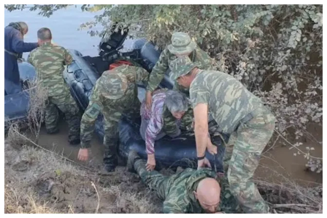 Θεσσαλία: Βραβεύτηκε Υπαξιωματικός για την βοήθεια του στις πλημμύρες