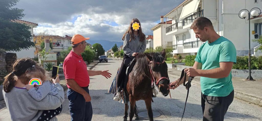 Ένα άλογο χάρισε χαμόγελα στη γειτονιά των Εργατικών Λεπτοκαρυάς