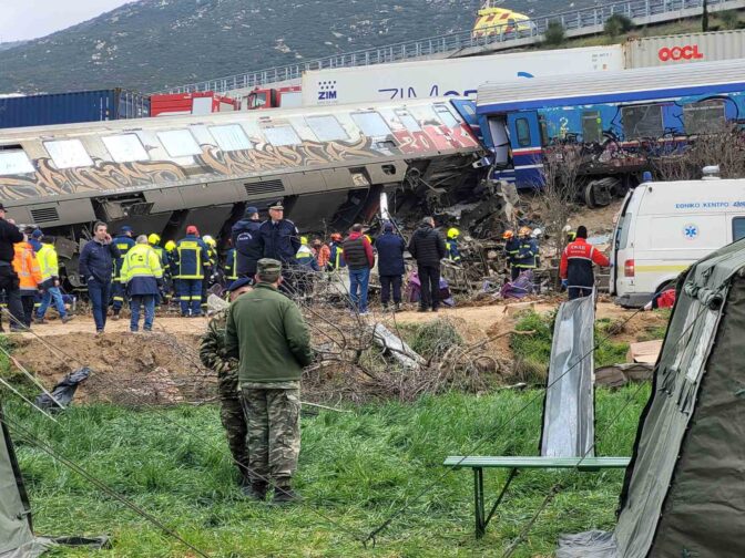 Τέμπη: Ελεύθεροι με περιοριστικούς όρους αφέθηκαν οι σταθμάρχες