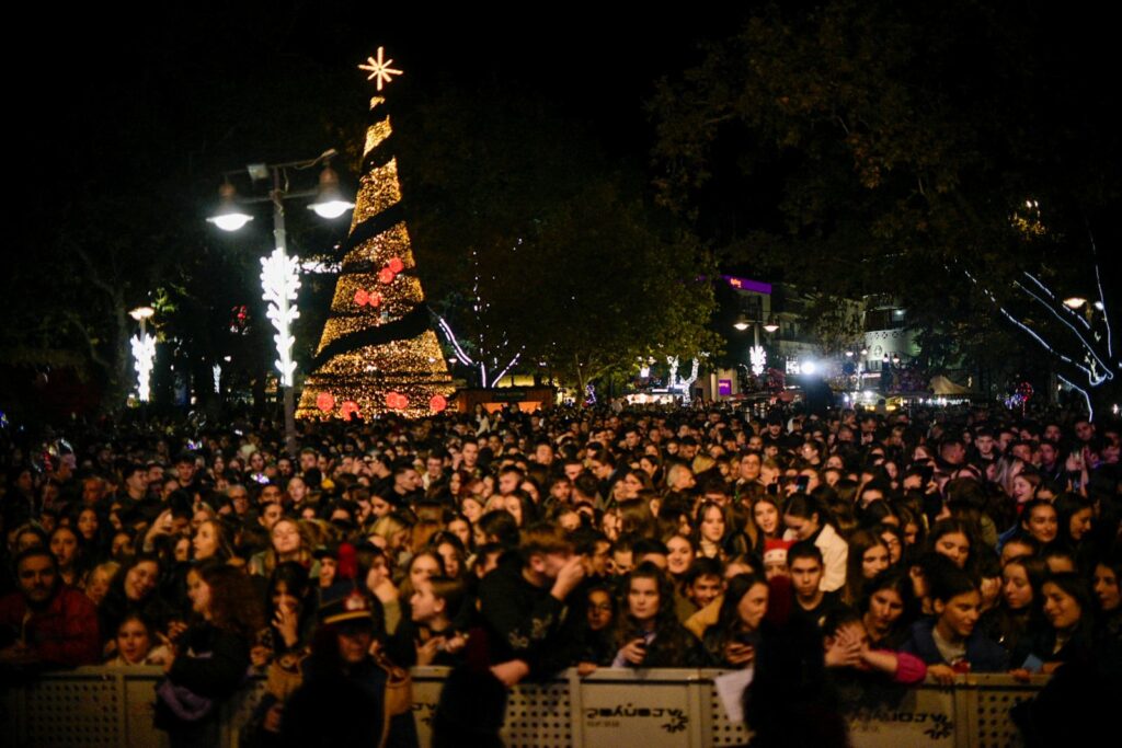 «Έλαμψε» η Λάρισα με τη φωταγώγηση του Χριστουγεννιάτικου δέντρου (φωτό και βίντεο)