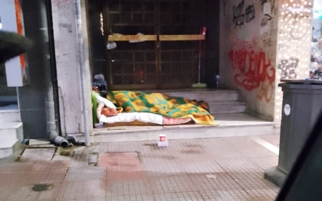 Τι συμβαίνει με το νεαρό άστεγο που ζει για μήνες στο κέντρο της Λάρισας;
