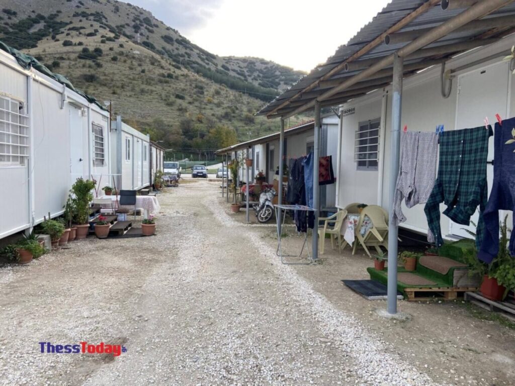Χριστούγεννα για 3η χρονιά μέσα σε κοντέινερ για τους σεισμόπληκτους στο Δαμάσι (βίντεο)