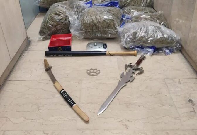 Συνελήφθησαν με σπαθιά και 47 κιλά κάνναβης αξίας 700.000 ευρώ