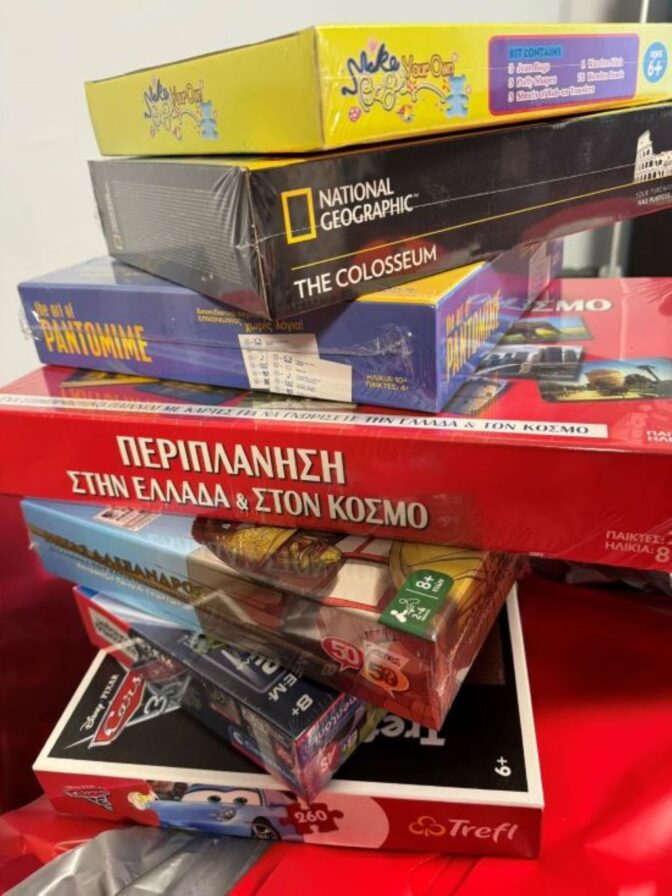 Μοιράζουν παιχνίδια στα παιδιά του Παλαμά Καρδίτσας