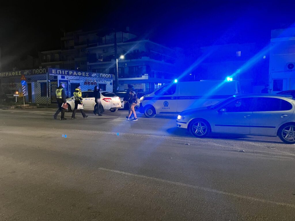 Λάρισα: Τροχαίο με παράσυρση πεζού στην Ηρώων Πολυτεχνείου – Μεταφέρθηκε στο νοσοκομείο (φωτό)