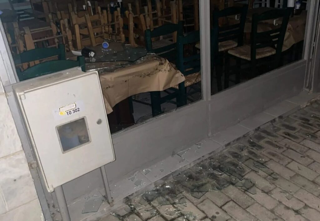 Βόλος: Μεθυσμένος έκανε γυαλιά καρφιά τσιπουράδικο κι εξαφανίστηκε προτού φτάσουν οι αστυνομικοί