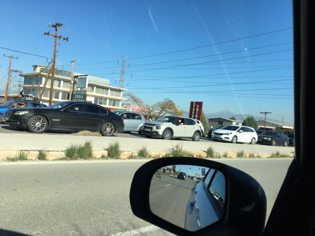 «Μιλιούνια» Λαρισαίων έζησαν τα Χριστούγεννα στα Τρίκαλα – «Ουρές» δίχως τέλος έξω απ’ την πόλη (φωτό – βίντεο)