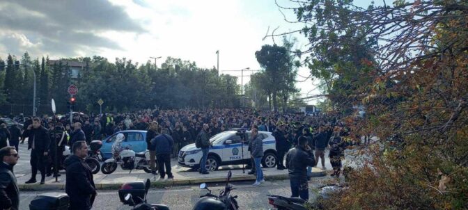 Πάνω από 3.000 αστυνομικοί στο Γουδί έκαναν πορεία προς το Υπουργείο Προστασίας του Πολίτη (φωτό και βίντεο)