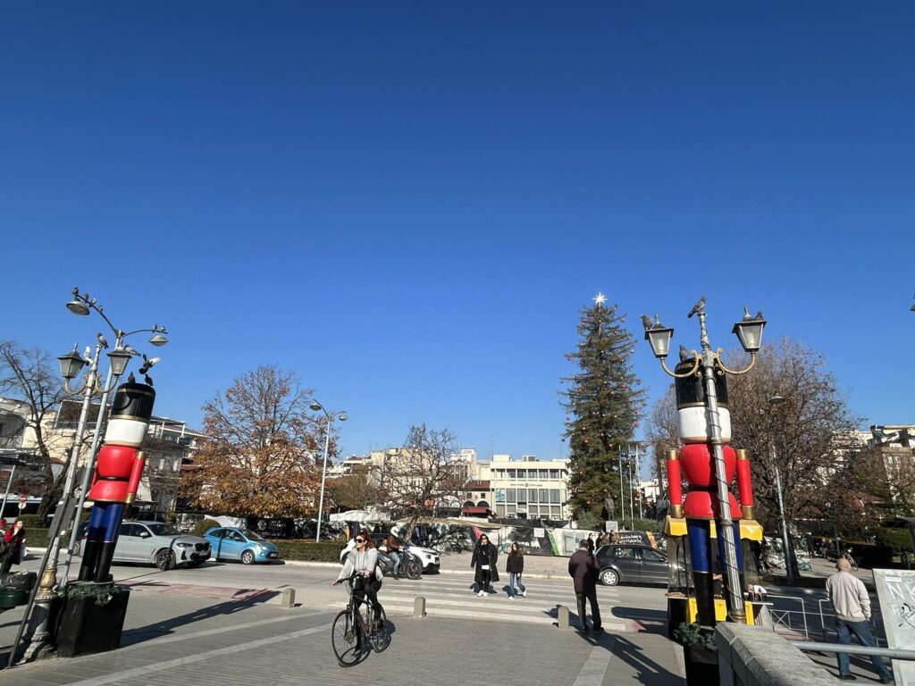 Με λιακάδα και σήμερα τα Τρίκαλα (φωτό)