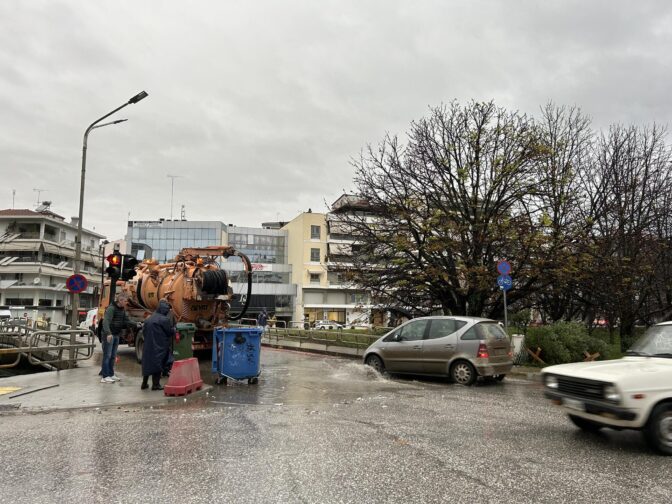 Τρίκαλα: Βουλωμένο φρεάτιο από μπάζα έργων πλημμύρισε γέφυρα