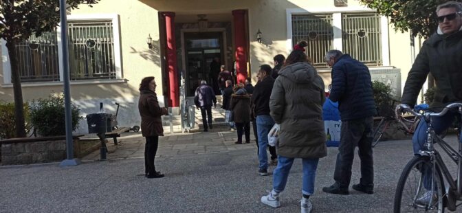 Στις ουρές των ΑΤΜ για το δώρο των Χριστουγέννων οι Τρικαλινοί