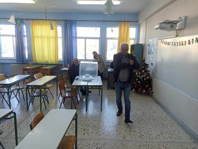 Στις κάλπες προσερχονται οι εκπαιδευτικοί των Τρικάλων