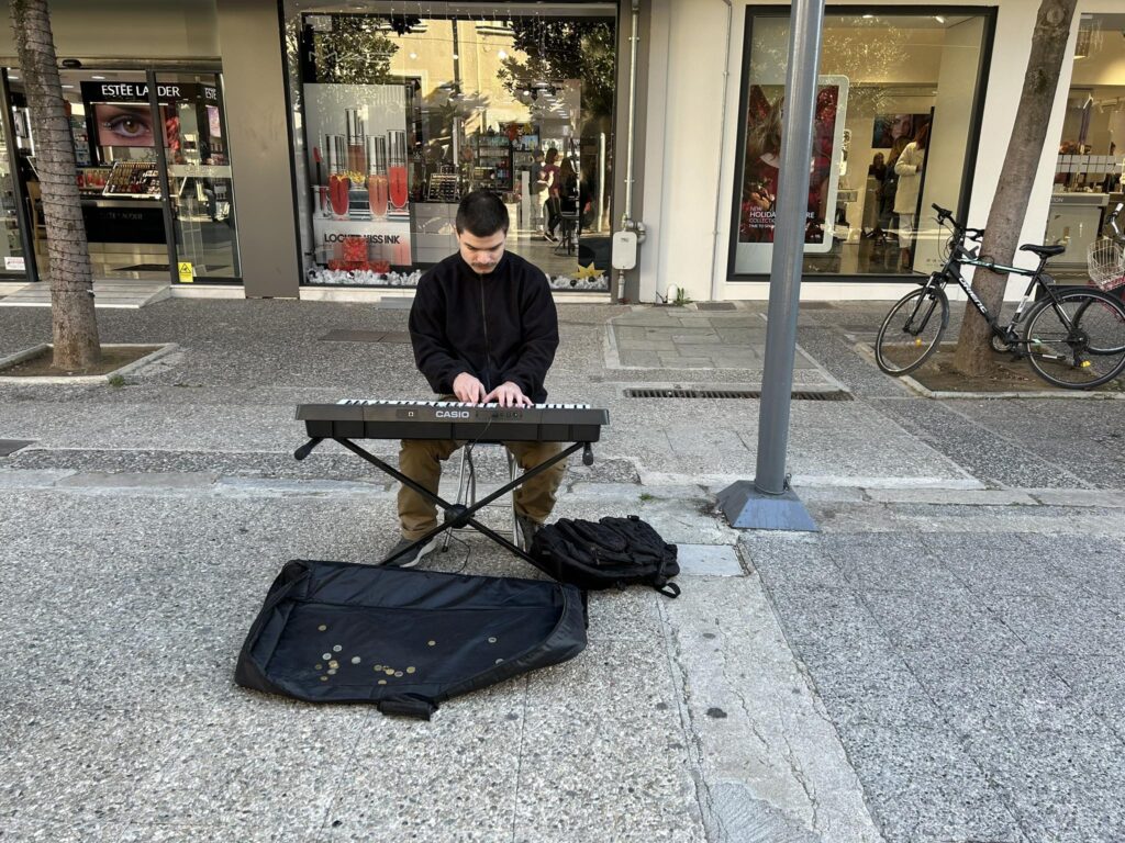 Τρικαλινός Μουσικός του δρόμου..ετών 24 (Φωτό και βίντεο)