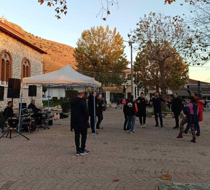 Πλήθος κόσμου στις «Παραδοσιακές Τσιγαρίδες» της Φαρκαδόνας (φωτό και βίντεο)
