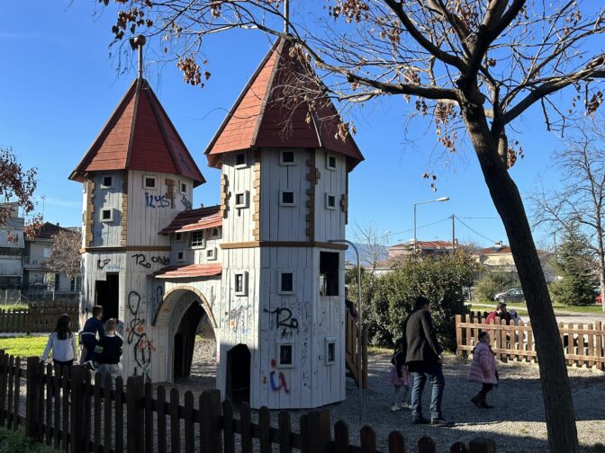 «Ξεχύθηκαν» στις παιδικές χαρές οι Τρικαλινοί (φωτό)