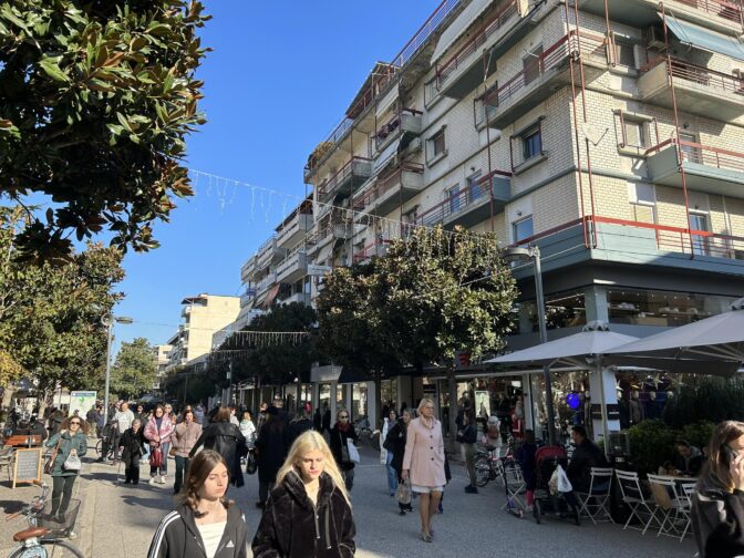 Τρίκαλα: «Βούλιαξε» από κόσμο και σήμερα το κέντρο της πόλης (φωτό)