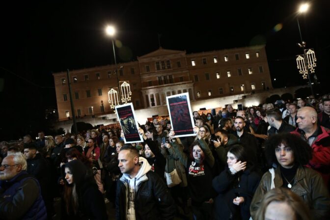 Τέμπη: Συγκέντρωση διαμαρτυρίας έξω από τη Βουλή – «Να μην συγκαλυφθεί το έγκλημα» (φωτό-βίντεο)