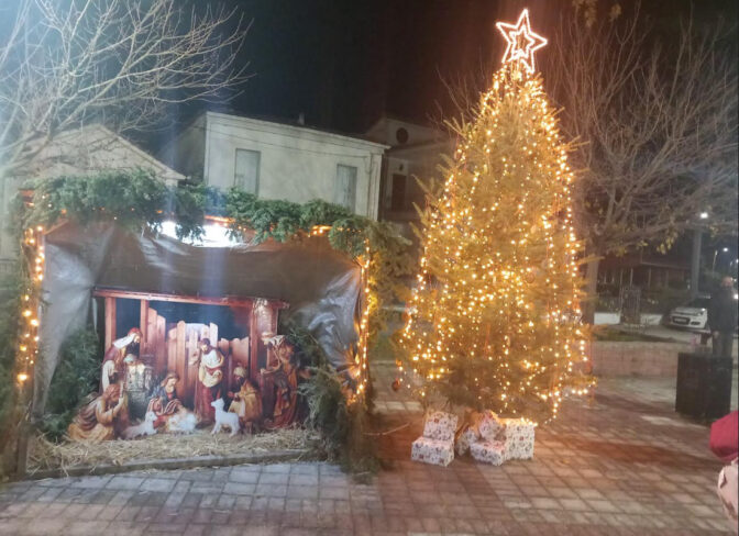 Φωταγωγήθηκε το Χριστουγεννιάτικο Δέντρο στους Γόμφους     