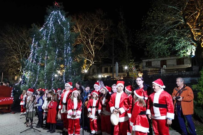 Σε μία άκρως εορταστική ατμόσφαιρα άναψε το χριστουγεννιάτικο δέντρο στην Πύλη (φωτό - βίντεο)